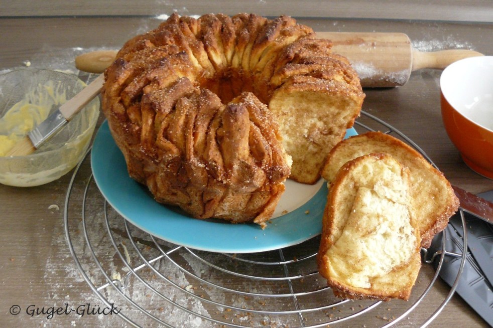 Falten-Gugelhupf aus Hefeteig mit Butter, Zimt und Zucker