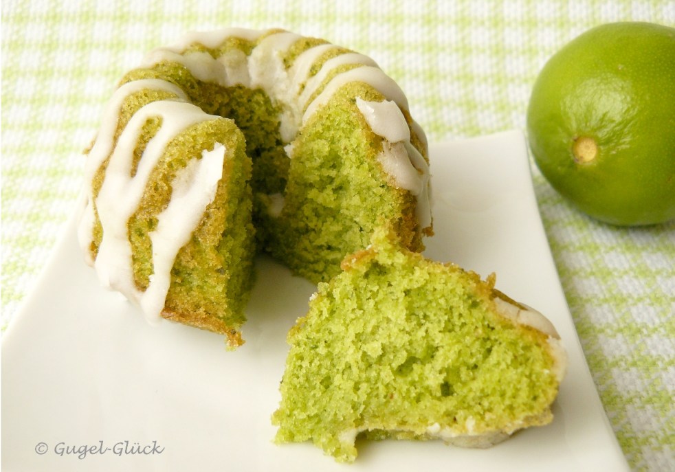 saftiger grüner Limetten-Mini-Gugelhupf mit Blattspinat gefärbt