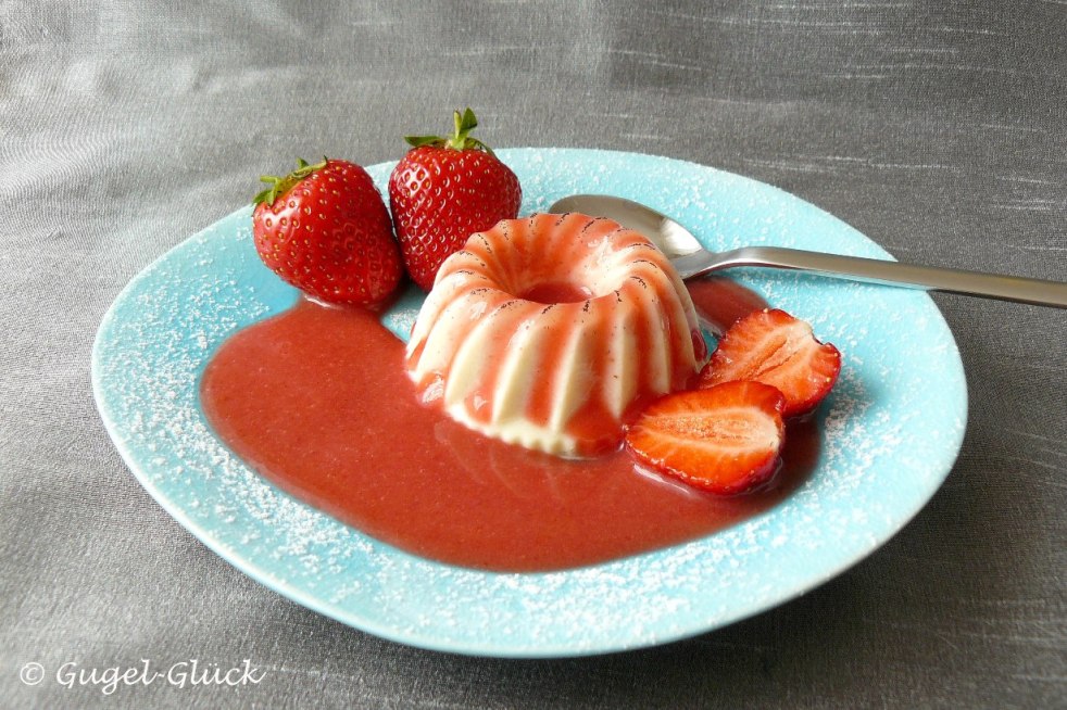 italienische Panna-Cotta-Gugelhupfe mit Erdbeersauce