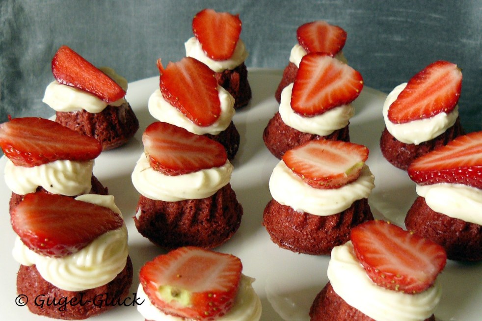 Red Velvet Mini-Gugelhupfe mit frischen Erdbeeren und Frischkäse-Frosting