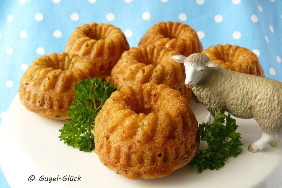 Herzhafte Zucchini-Gugelhupfe mit Fetakäse und Oliven