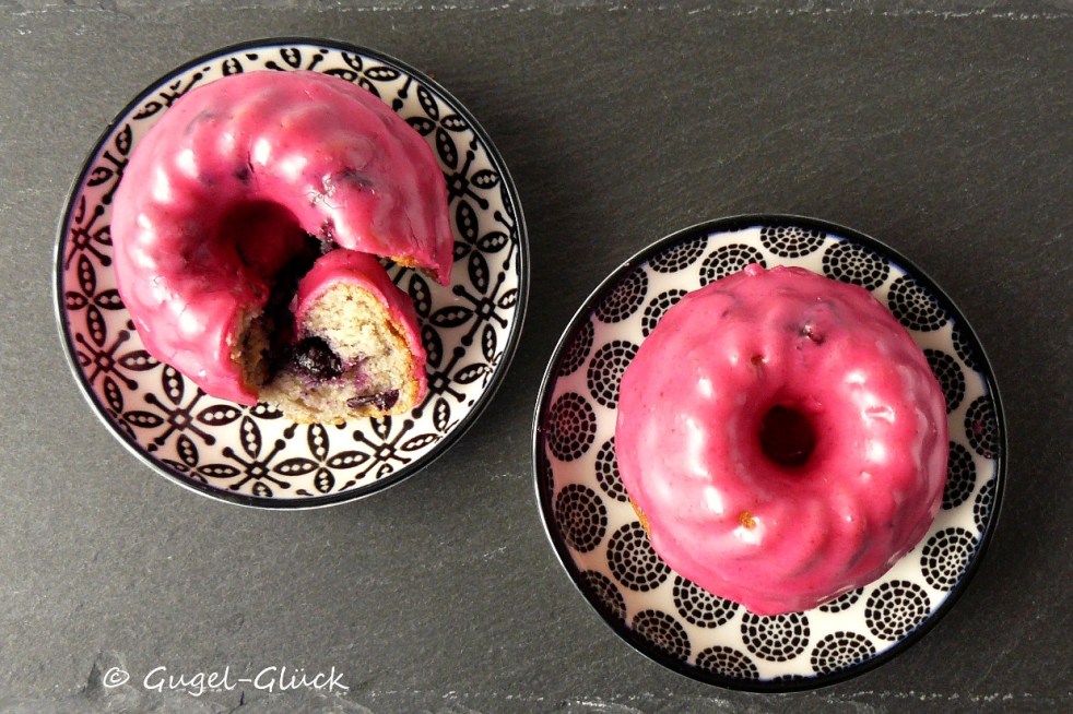 Pinke Heidelbeer-Gugelhupfe mit Tonkabohne