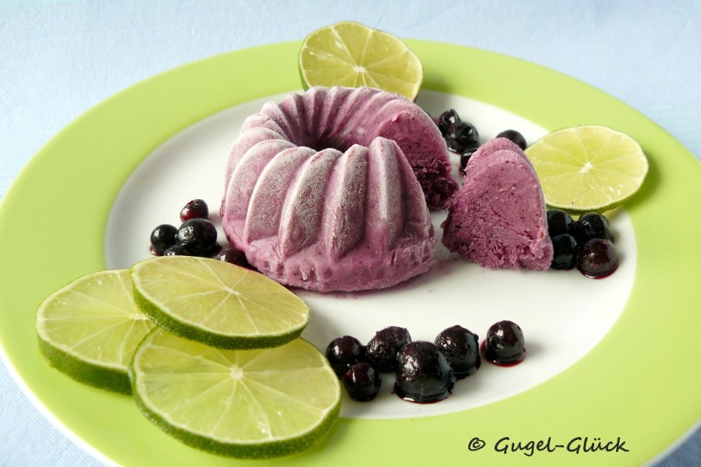 erfrischendes Frozen-Skyr-Gugelhupf-Eis mit Heidelbeeren und Limetten