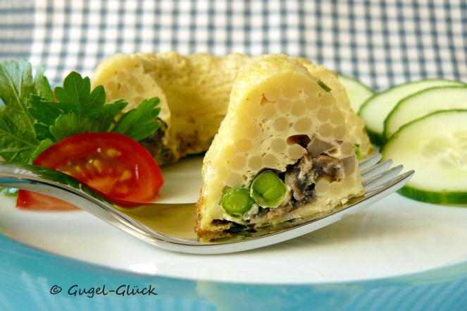 Herzhafte Spaghetti-Gugelhupfe mit Champignons und Erbsen