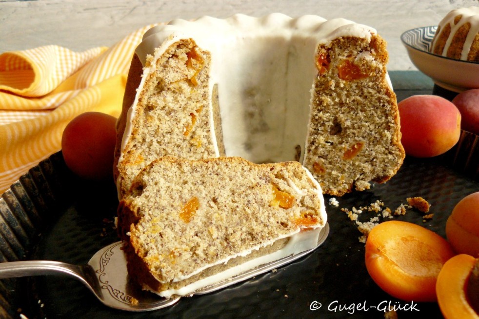 Aprikosen-Mohn-Gugelhupf mit Vanilleguss