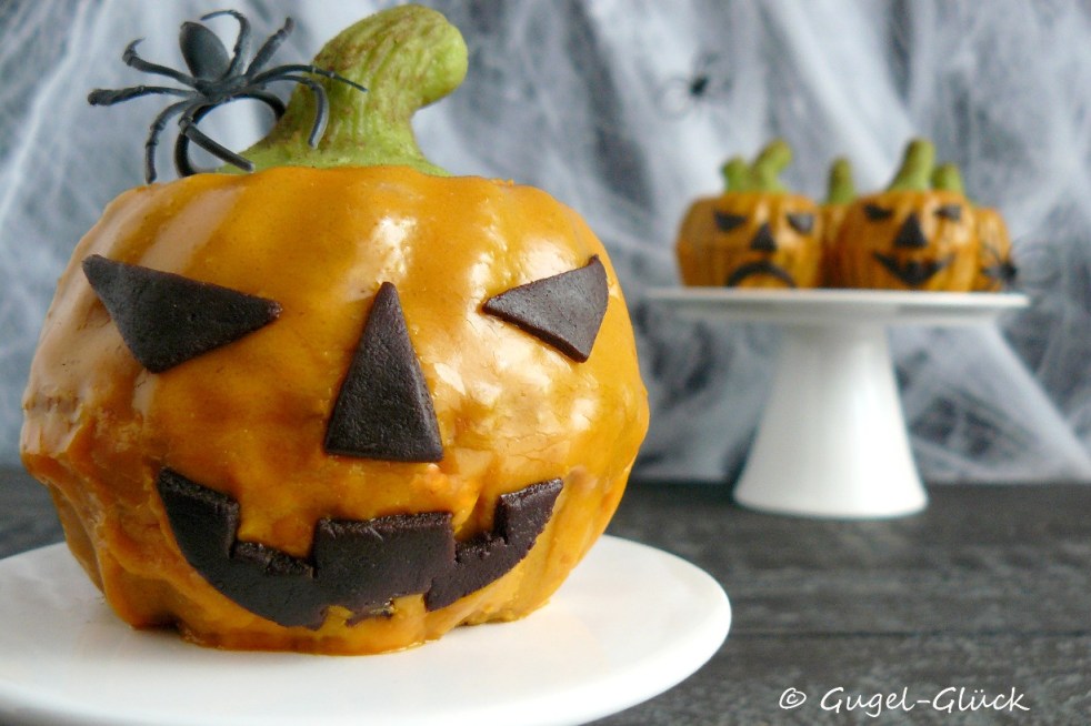Kürbis-Gewürz-Gugelhupfe im Halloweengewand
