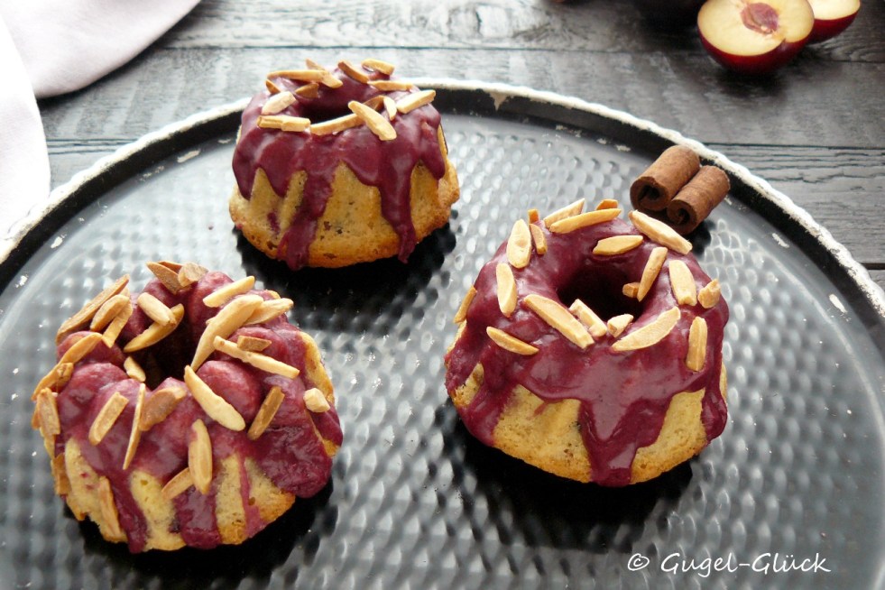 Pflaumen-Gugelhupf mit Mandelsplitter und Tonkabohne