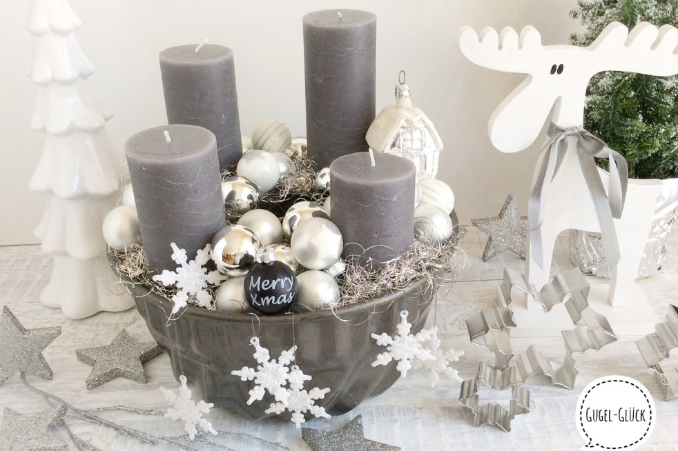 DIY: Moderner Adventskranz in der Gugelhupfform in Silber und Grau mit Weihnachtskugeln