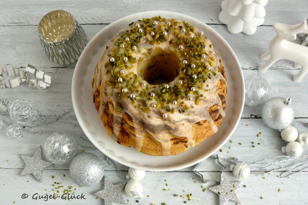 Orangen-Pistazien-Hefegugelhupf mit Zuckerguss und silbernen Zuckerperlen