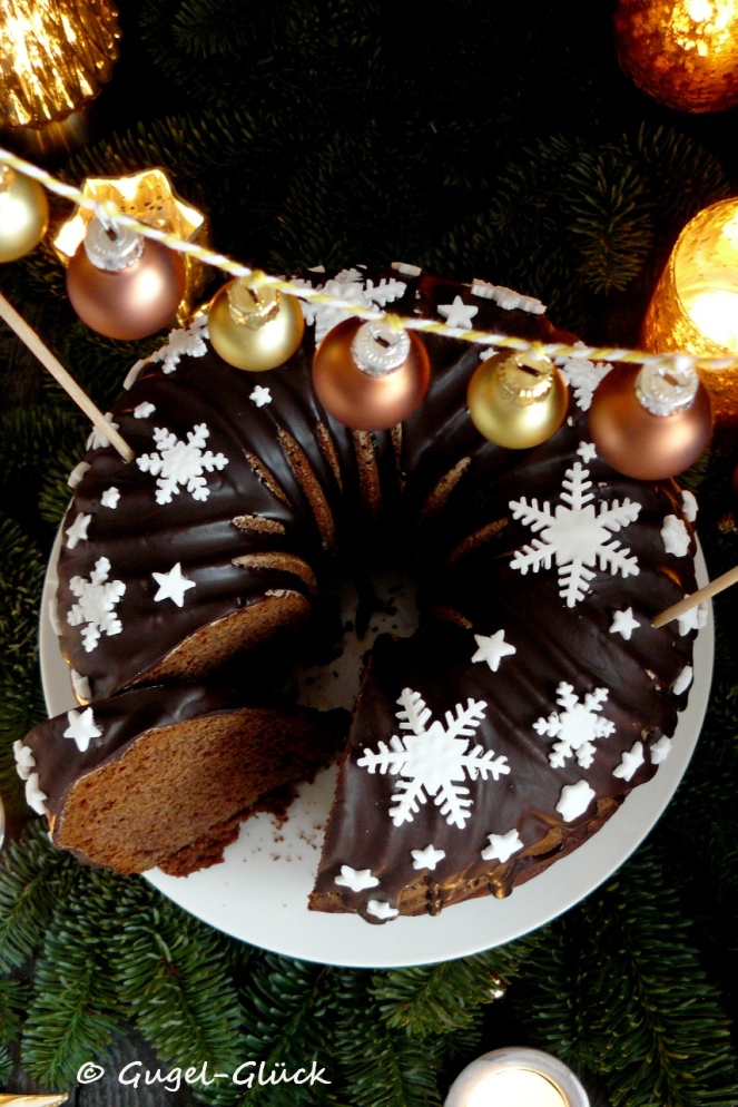 weihnachtlicher Lebkuchen-Gugelhupf mit Fondant-Schneeflocken