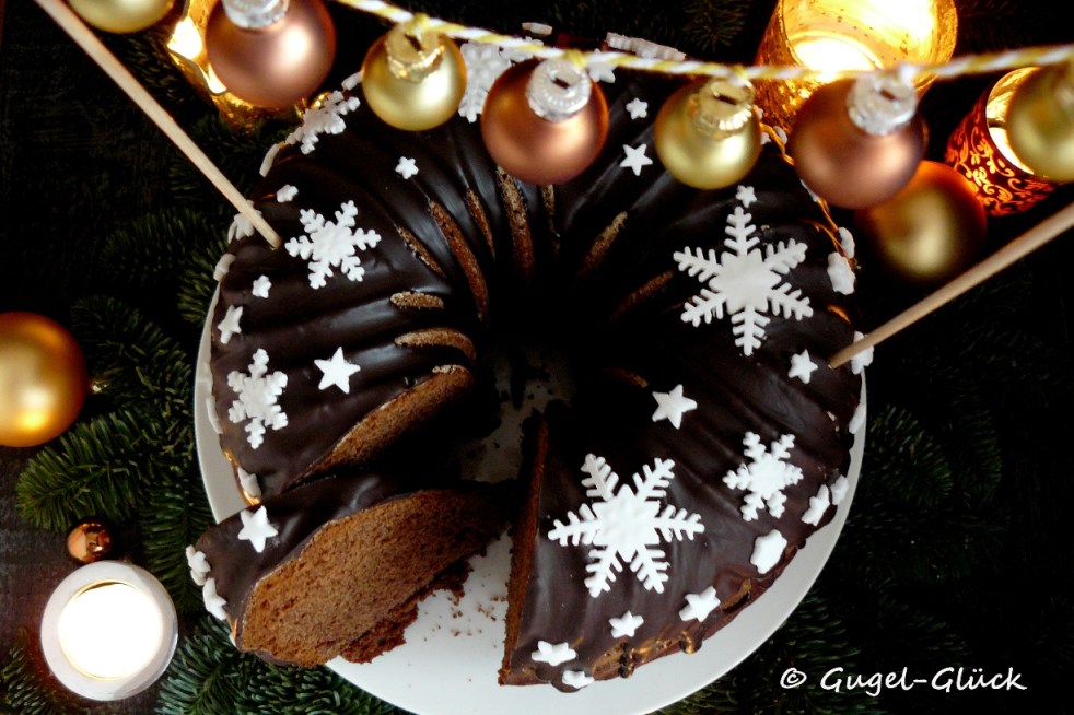 weihnachtlicher Lebkuchen-Gugelhupf mit Fondant-Schneeflocken