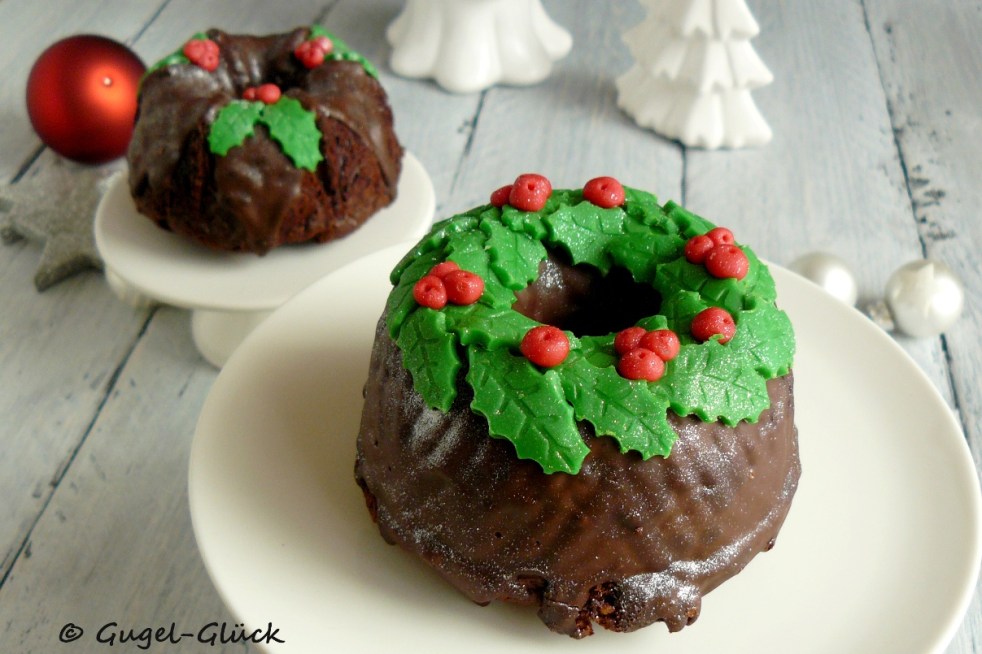 Schokoladen-Gugelhupf mit Paranüssen und einem dunklen Schokoladenguss mit weihnachtlicher Fondant-Dekoration