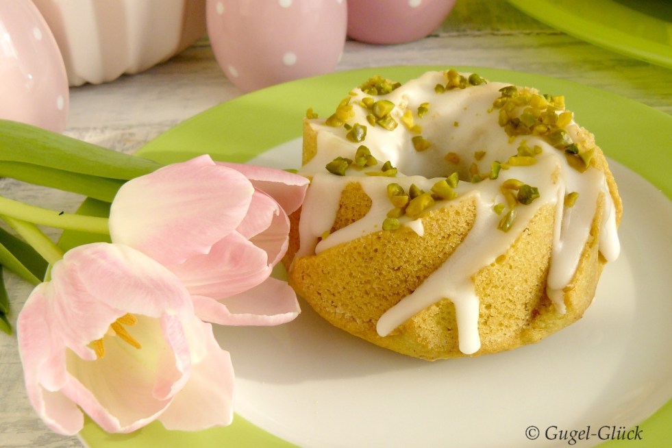 Rezept für Avocado-Gugelhupf mit Zitrone, Zitronenguss und gehackten Pistazien