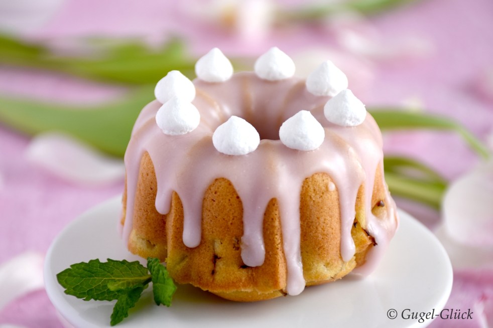 Rhabarber-Gugelhupf mit Zuckerguss und Baiser. So schmeckt der Frühling!