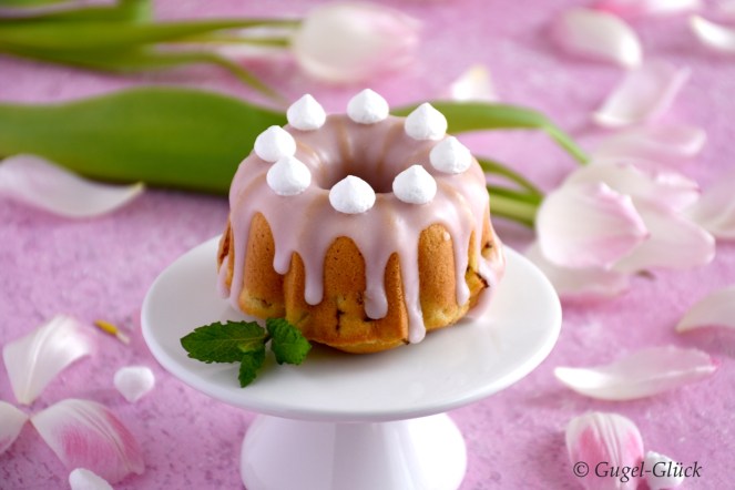 Rhabarber-Gugelhupf mit Zuckerguss und Baiser. So schmeckt der Frühling!