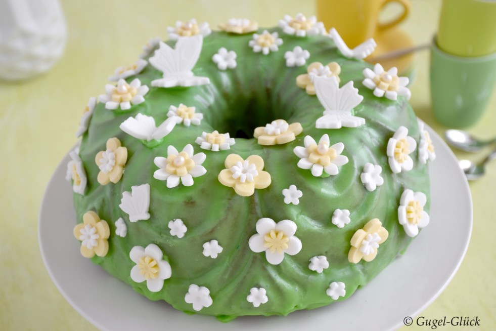 Matcha-Marmorkuchen mit Zitrone und Fondant-Blumen