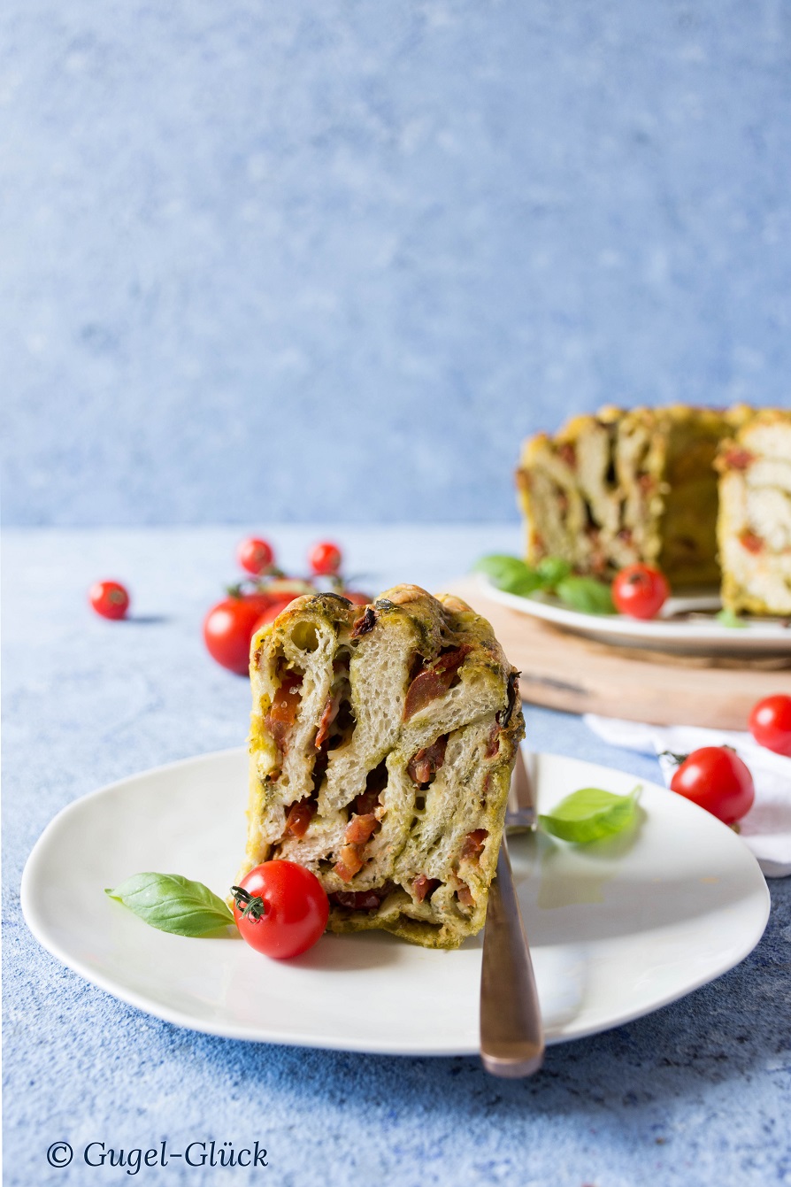 Pesto-Tomaten-Faltenbrot Gugelhupf