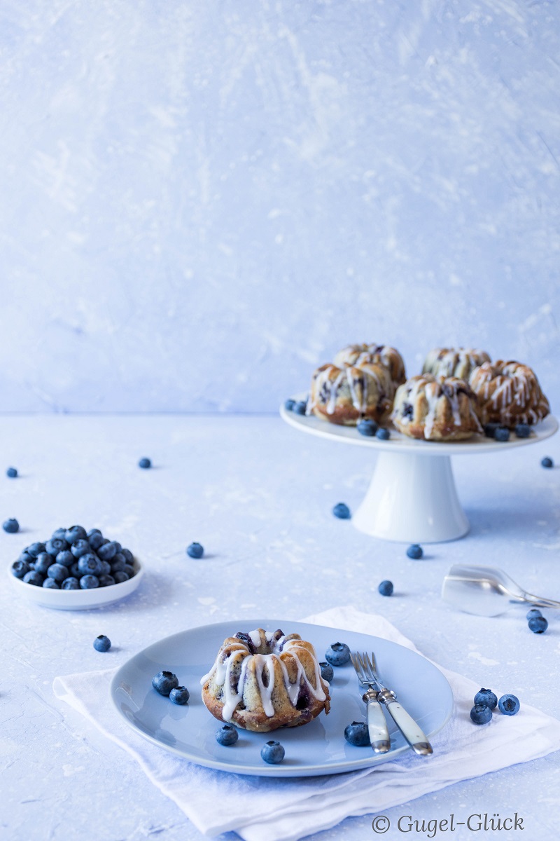 Heidelbeer-Zitronen-Gugelhupfe mit Streuseln