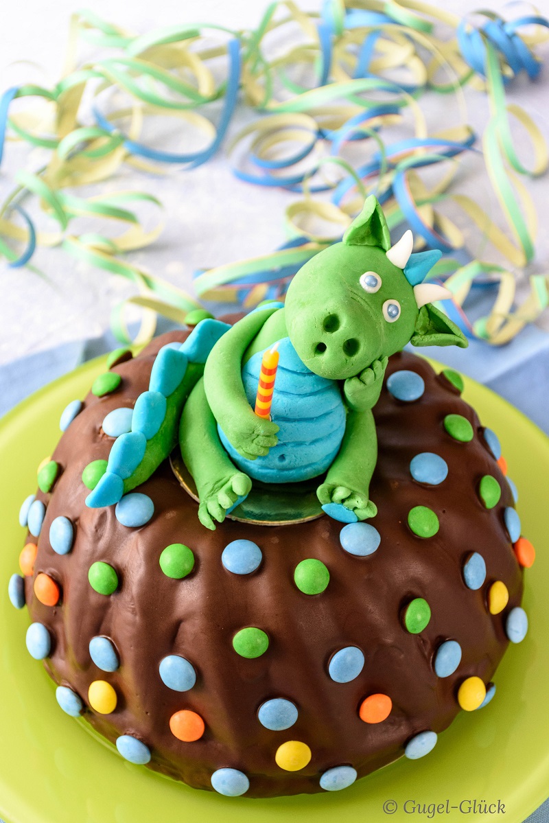 Saftiger Marmorkuchen mit Schokoladenglasur und einem Drachen aus Fondant, Fondantfigur