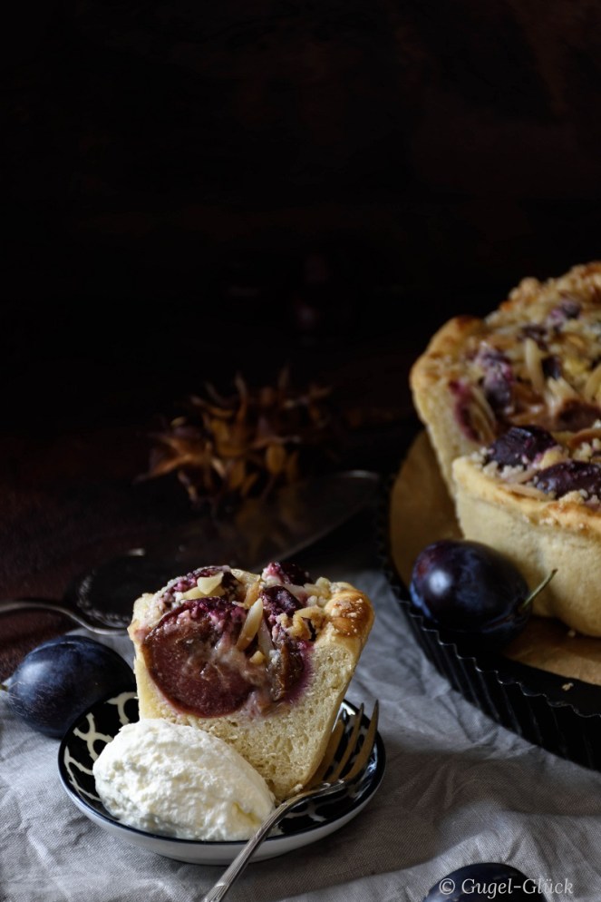 Zwetschgendatschi Stück mit Sahne hoch neu-1 Ss