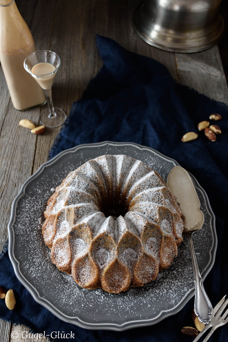 Baileys-Gugelhupf mit Öl, Nüssen und Schokolade