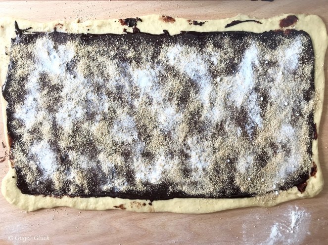 03 Teig mit Füllung bestreichen s