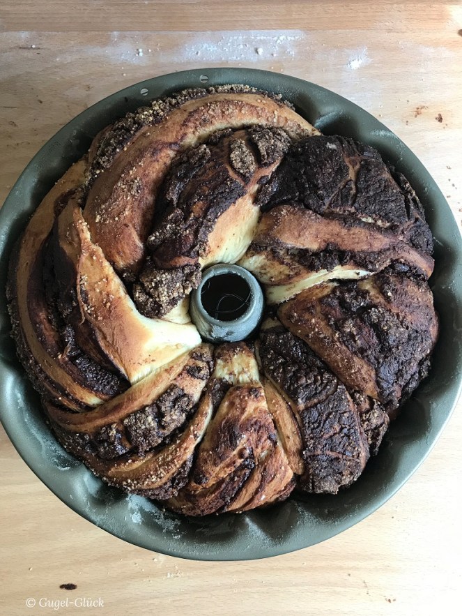 09 Hefezopf aus dem Backofen holen s