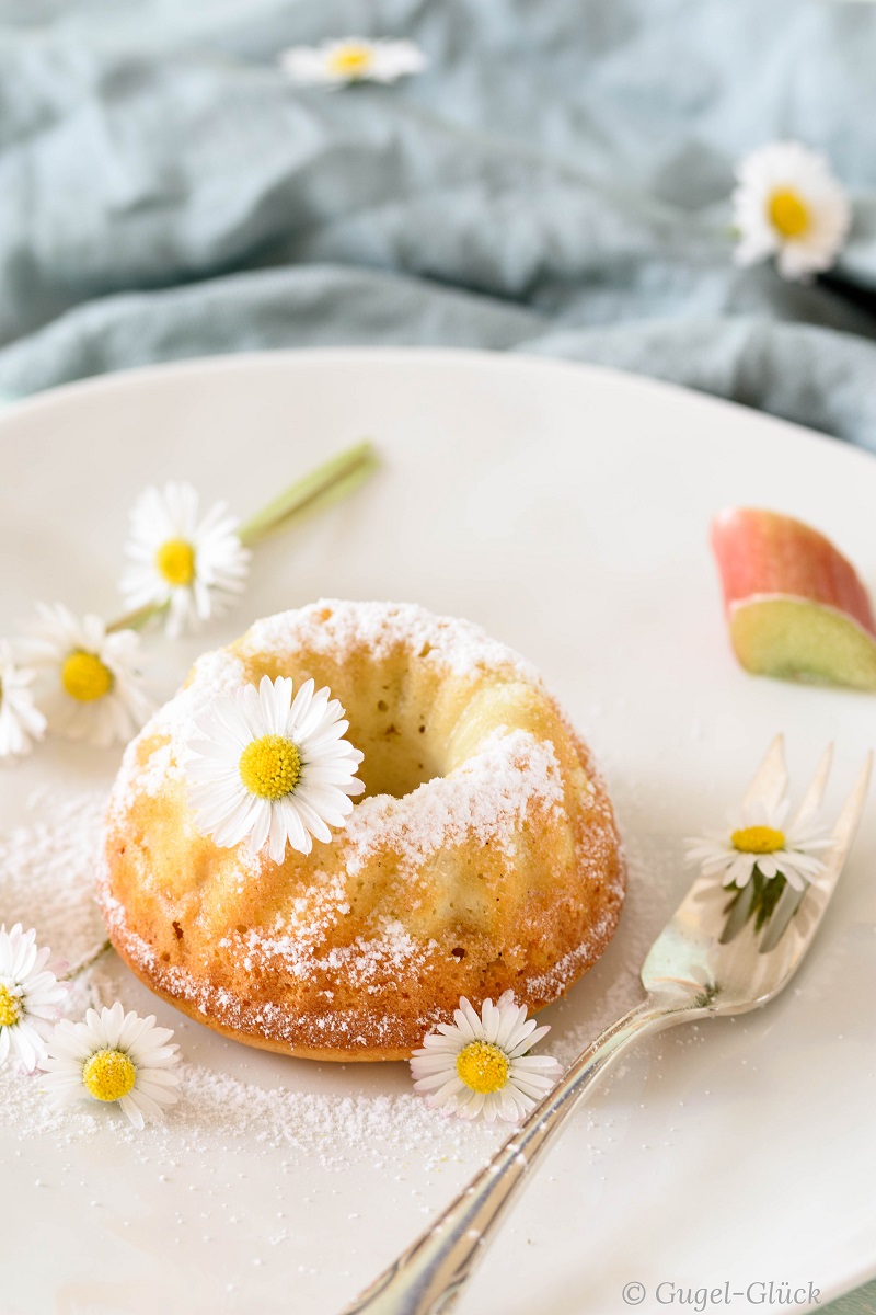 Mini-Gugelhupf mit Rhabarber - Rezept auf: https://gugelglueck.com/