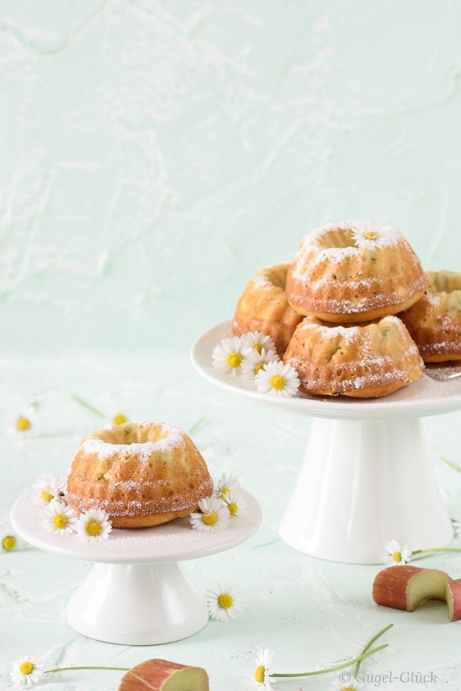 Mini-Gugelhupf mit Rhabarber- Rezept auf: https://gugelglueck.com/